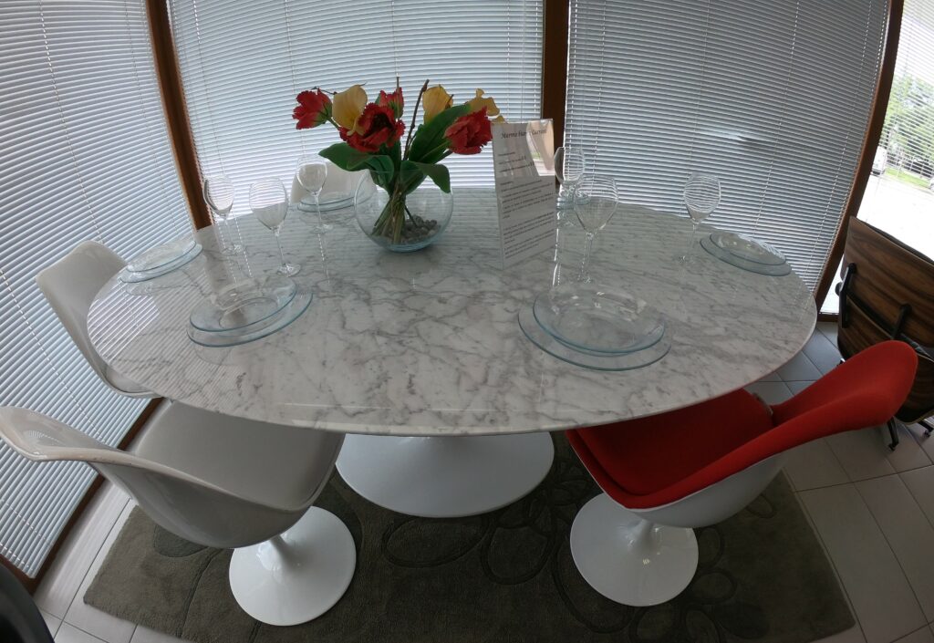 table saarinen ovale